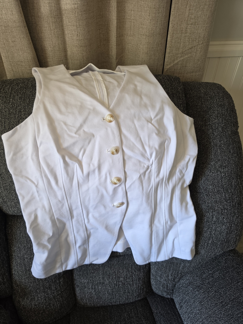 Nine West White Button-Front Sleeveless Vest